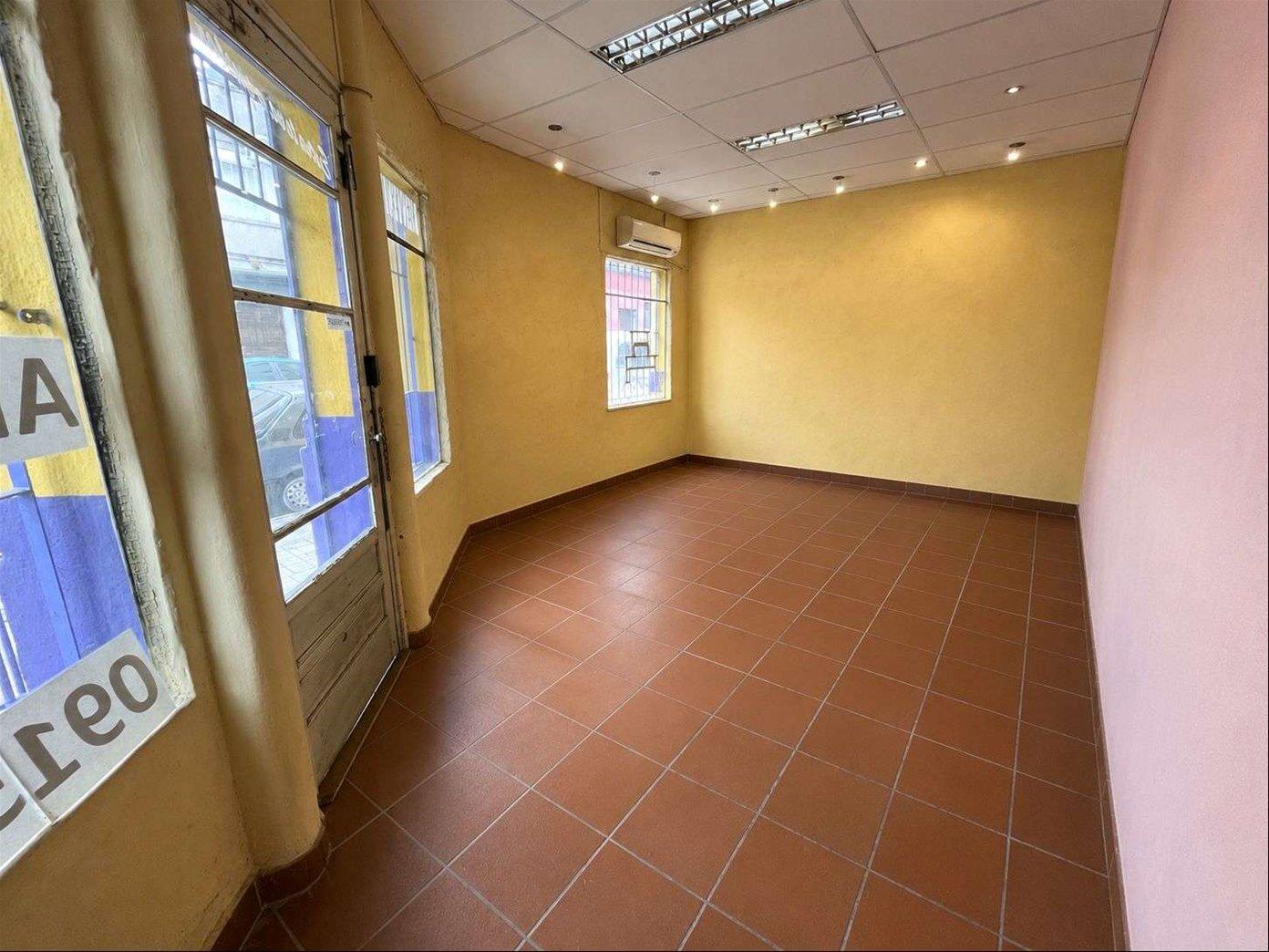 Venta De Local Comercial + Apartamento En La Aguada