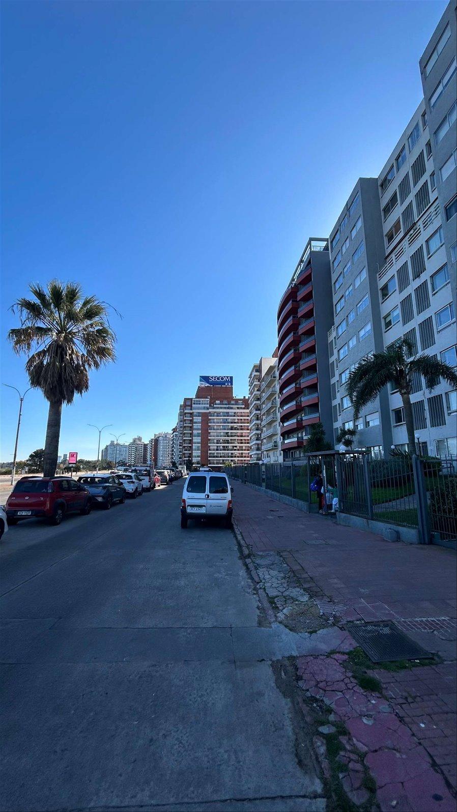 Venta Apartamento Sobre La Rambla Malvin 2 Dormitorios Cochera