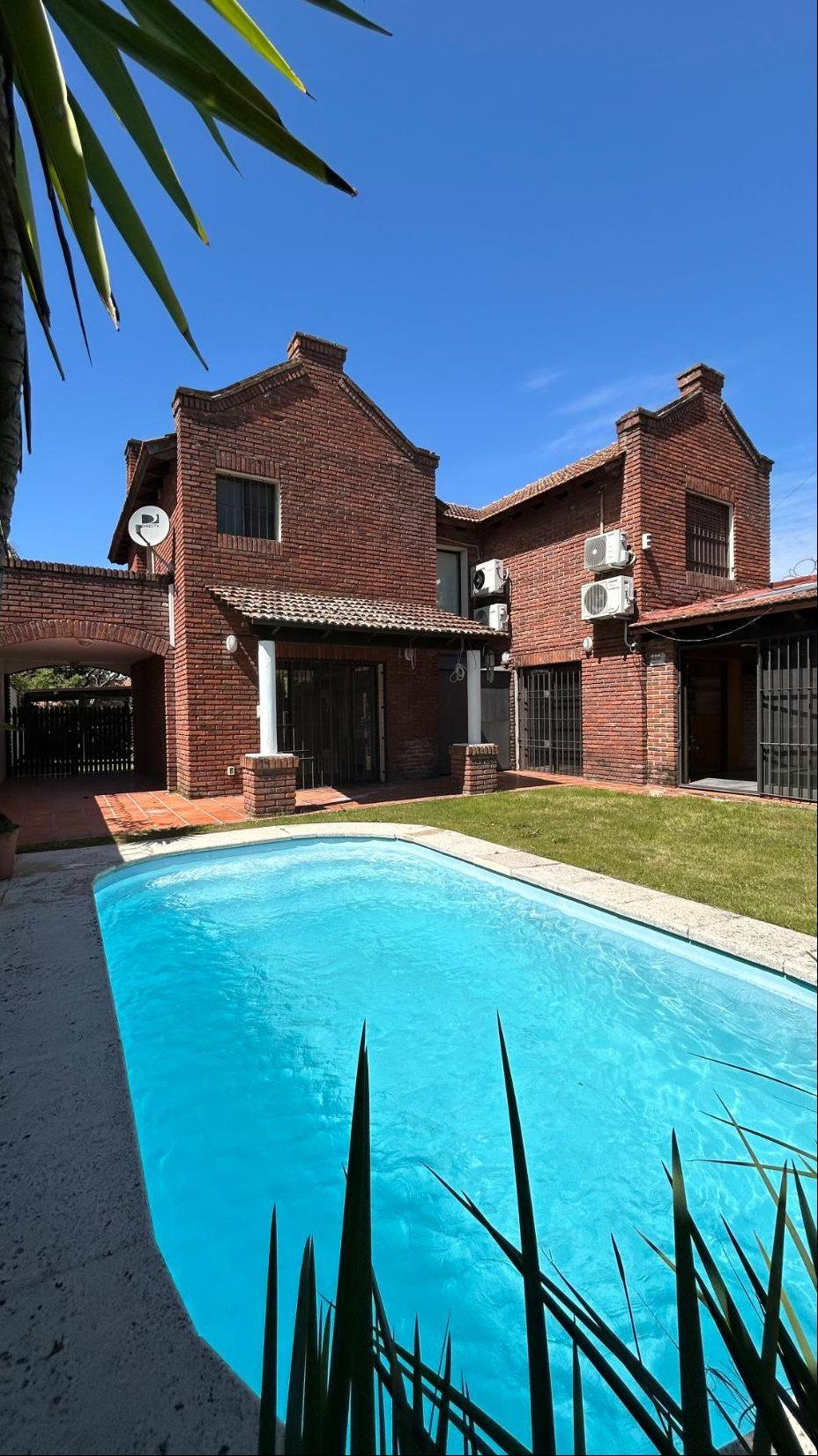 Alquiler y Venta Casa Parque Miramar 3 Dormitorios + servicio, 3 Baños Garaje piscina